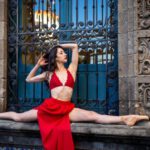 Flexible Hours - Bailarina con vestido rojo